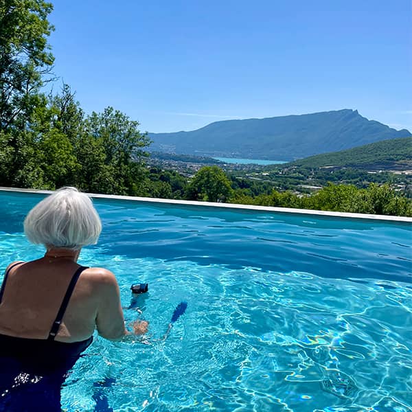 Nagez avec vue sur la montagne grâce à la piscine privée d'Onde Bleue.