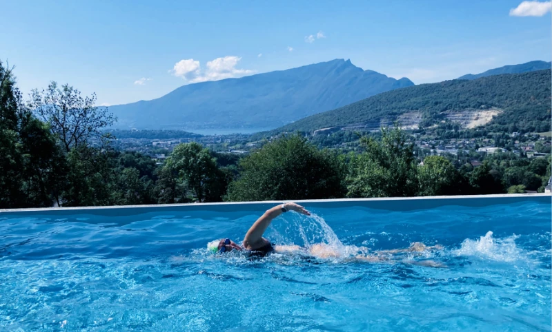 Onde Bleue : piscine privée en location en Savoie, face au Mont du Chat